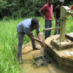 Log-ikwo-Handwasserpumpe-Log-maeng-19-05-16-Wasser-kommt